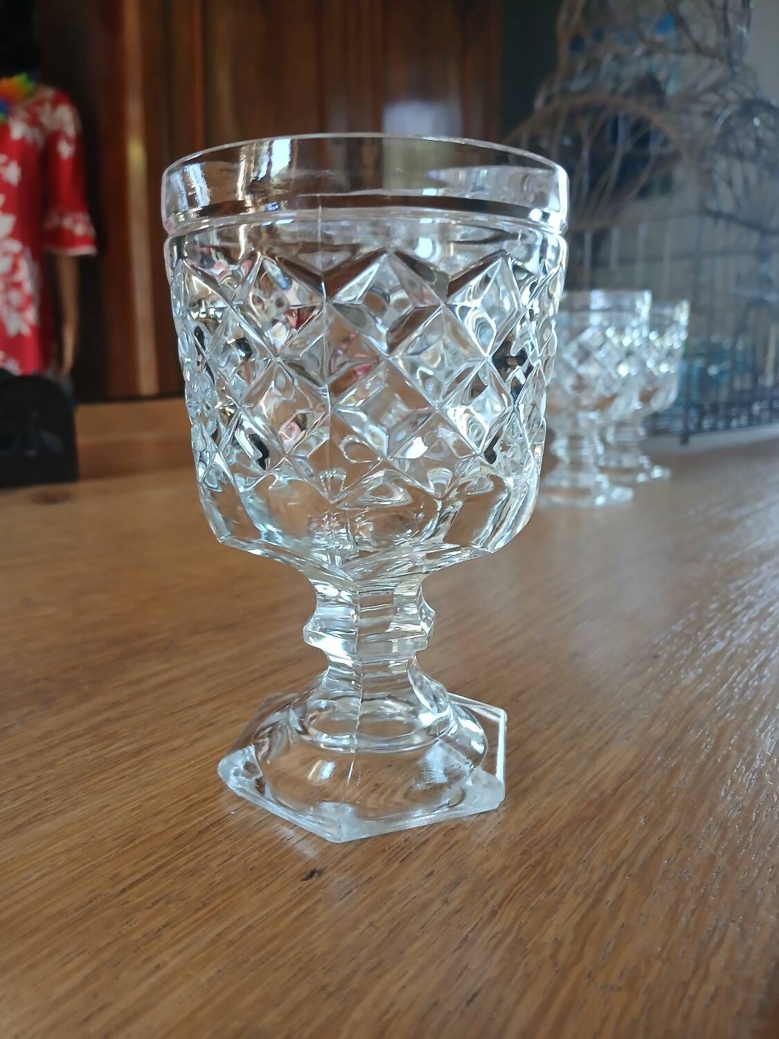 6 verres à pied en verre taillé