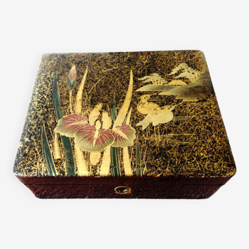 Lacquered wooden jewelry box/box with gold decoration