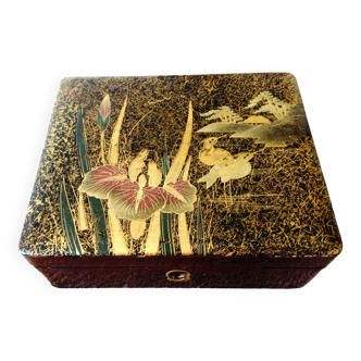 Lacquered wooden jewelry box/box with gold decoration