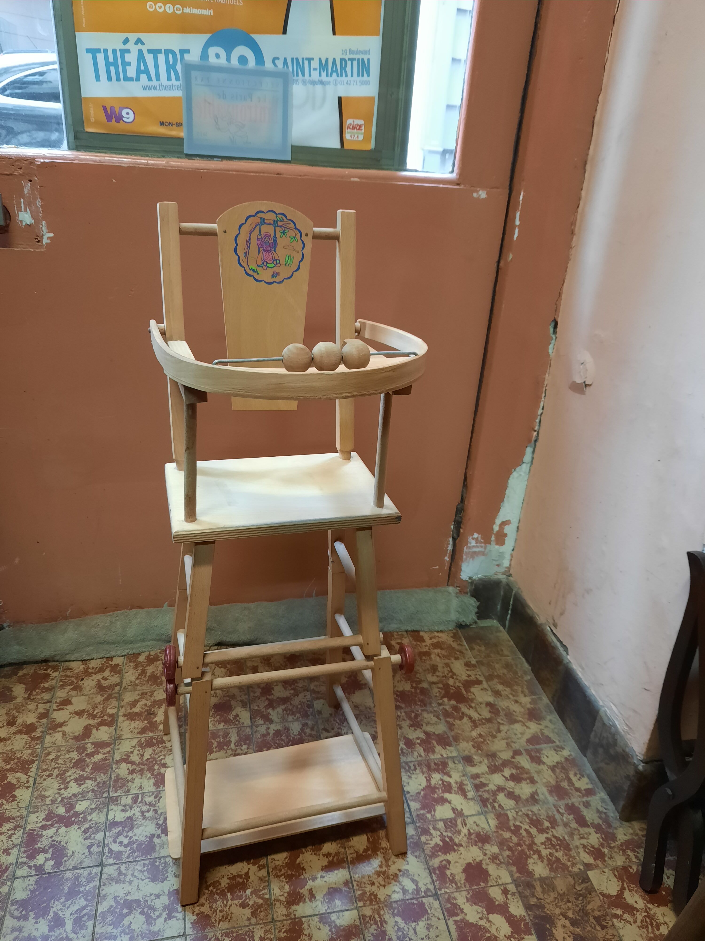 Chaise haute poupée vintage