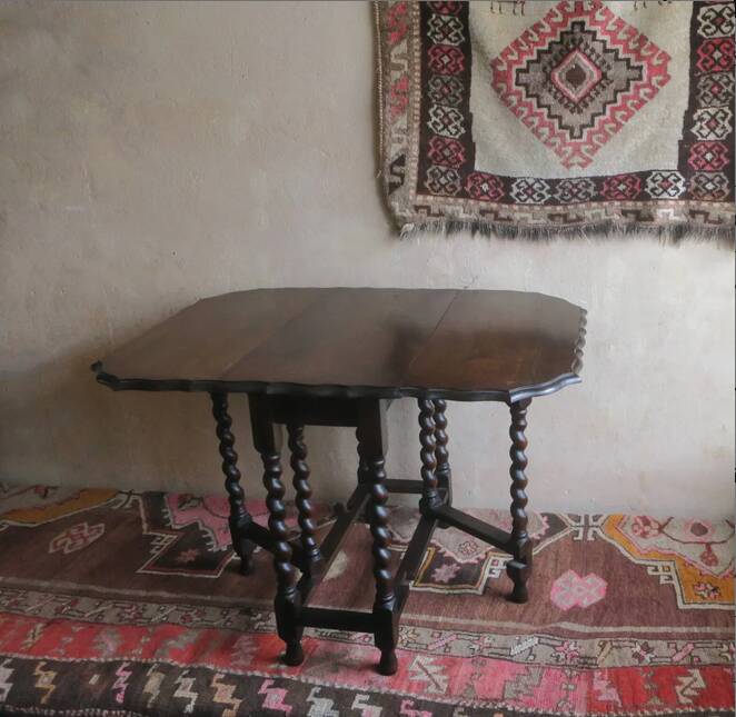 Antique farmhouse patinated extendable table in oak with carved edge, 1900