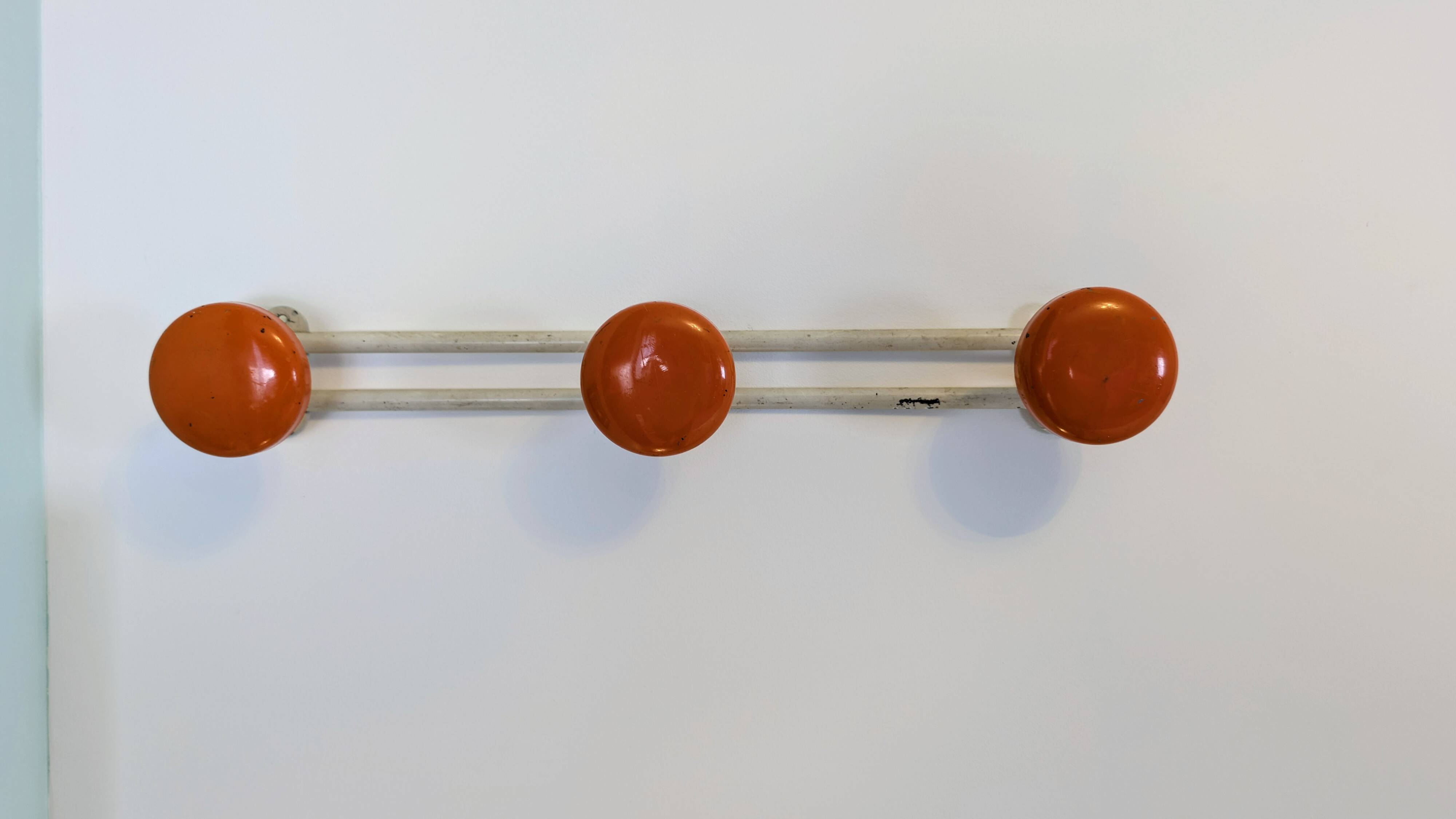 Vintage orange triple coat hook — metal and lacquered discs from the 60s/70s