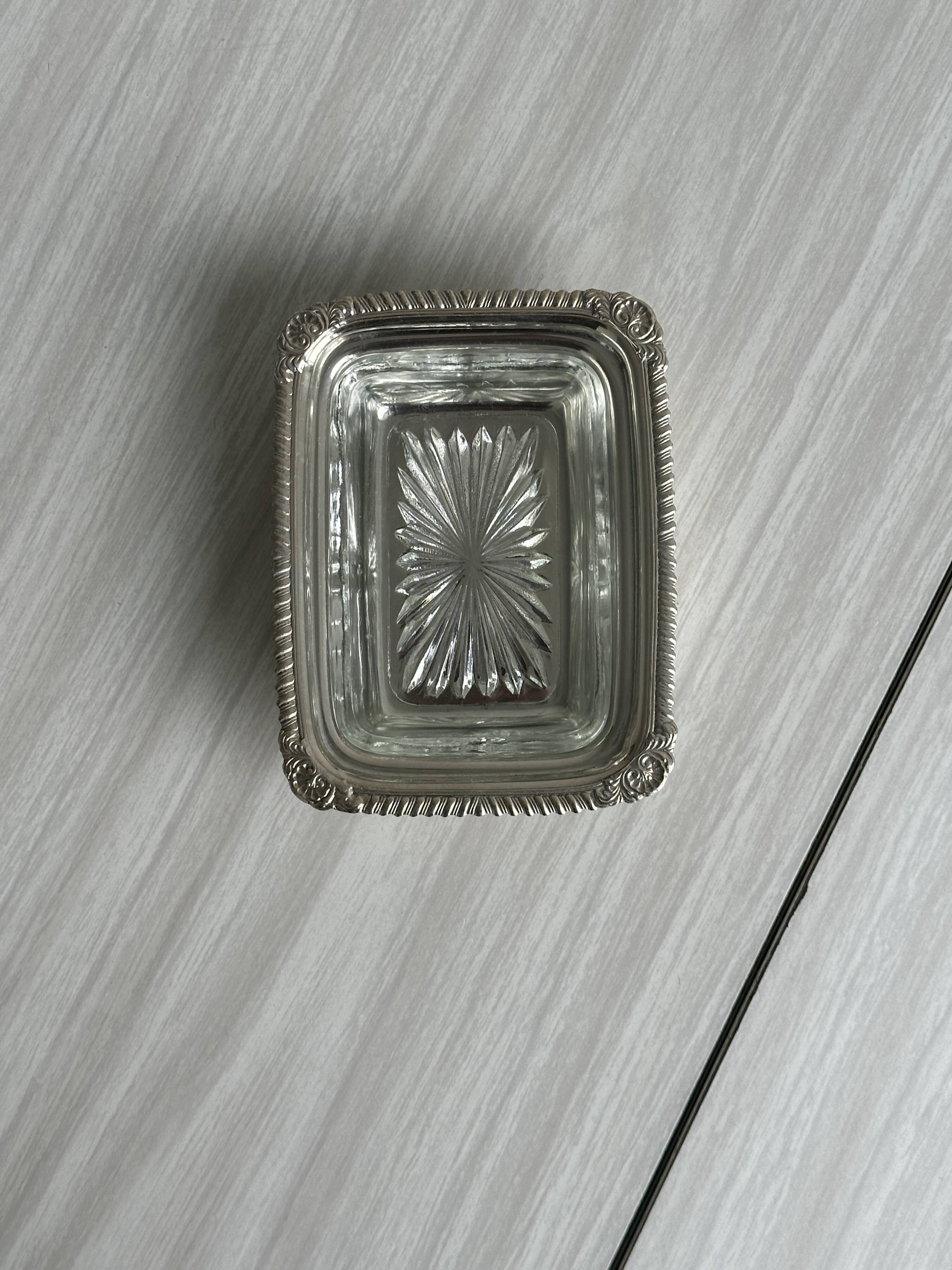 Beurrier en métal léger et verre taillé