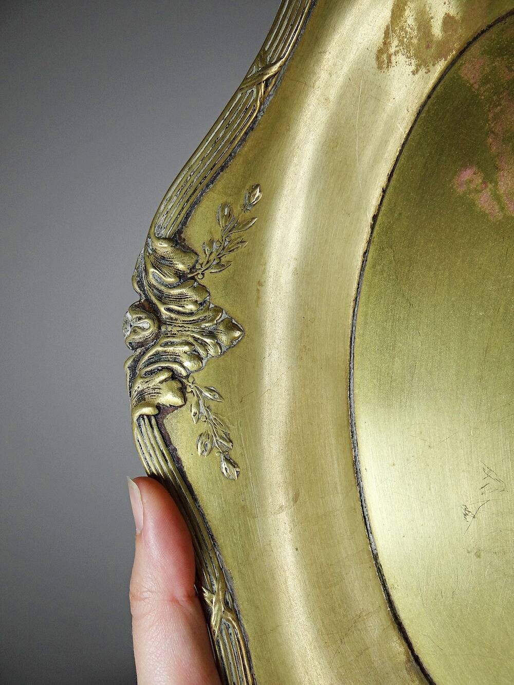 Large empty pocket bowl, antique rockwork, gilded metal, Louis XV style.