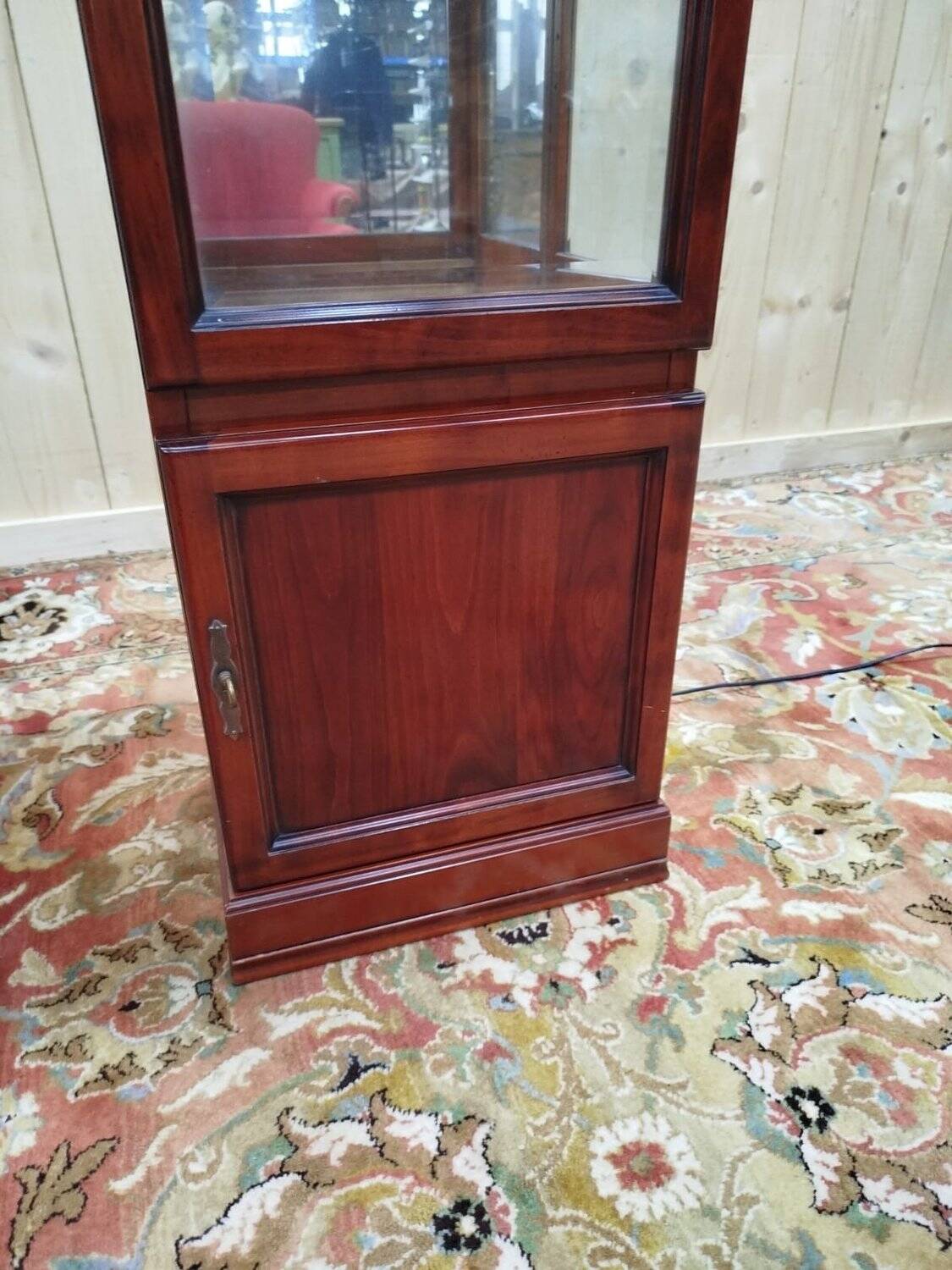 Vitrine étroite de présentation en merisier