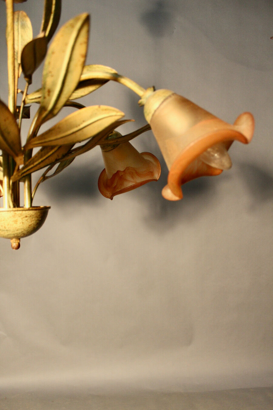 Chandelier leaf décor with 5 tulips of light