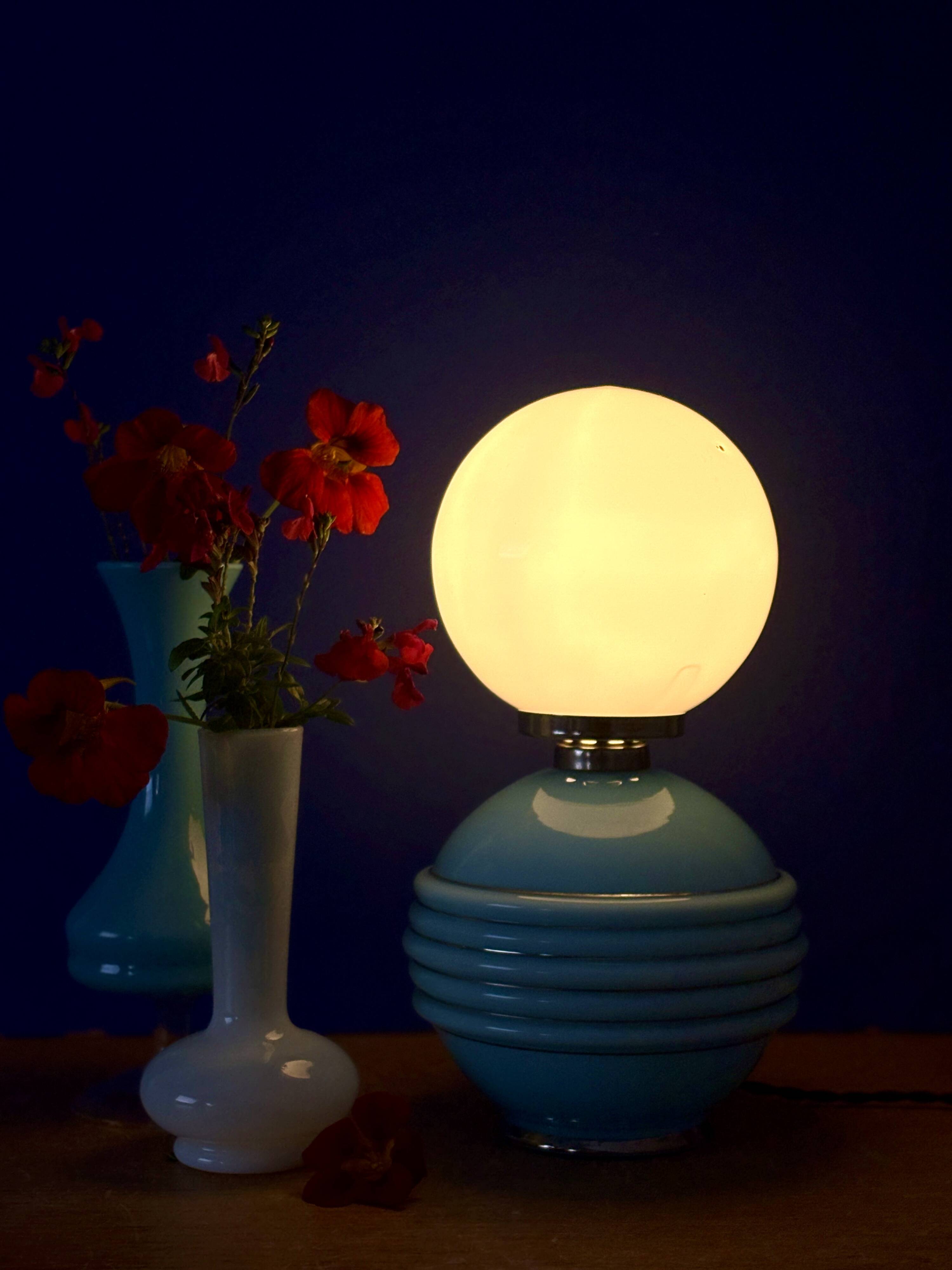 Lampe à poser vintage en opaline bleu et blanche