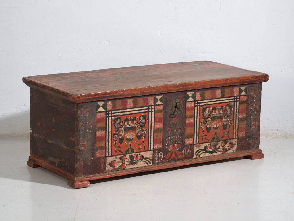 Coffre tyrolien en pin polychrome à panneaux géométriques – Tyrol, daté 1906