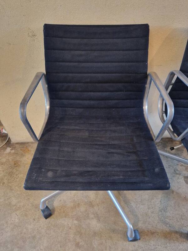 Charles and Ray Eames - Pair of office chairs - model EA117 - Vitra