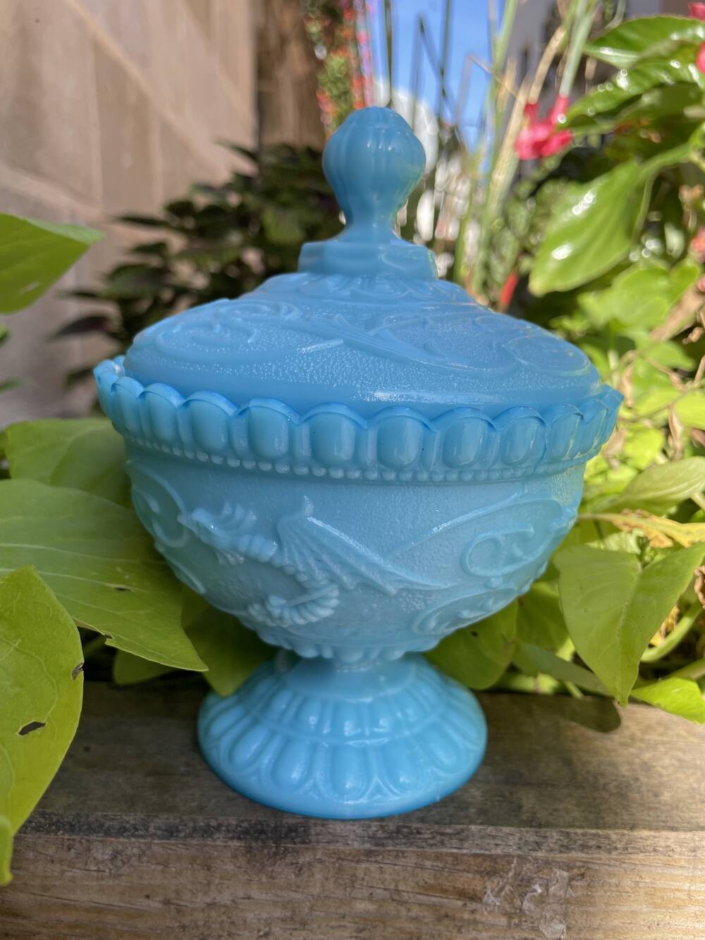 Bonbonnière or sugar bowl in turquoise opaline portieux with stylised dragon decoration.