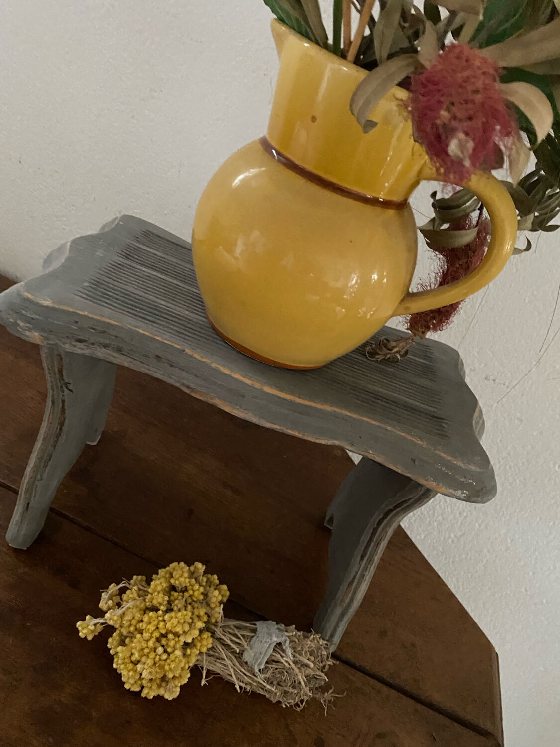 Small footrest bench in solid wood with a slate grey patina.