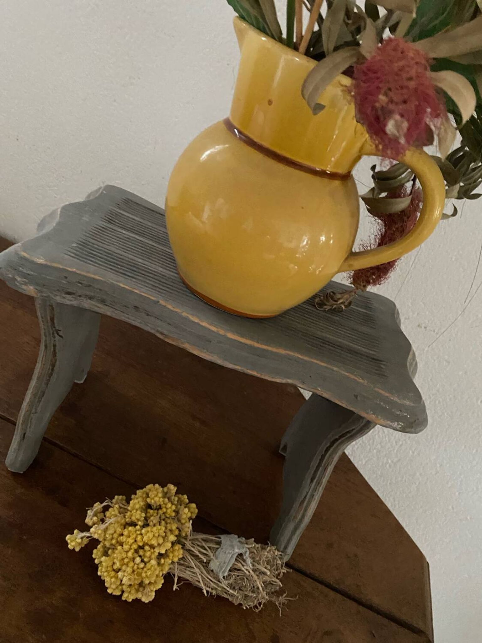 Small footrest bench in solid wood with a slate grey patina.