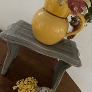 Small footrest bench in solid wood with a slate grey patina.