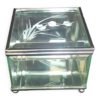 Mirror box in metal and glass