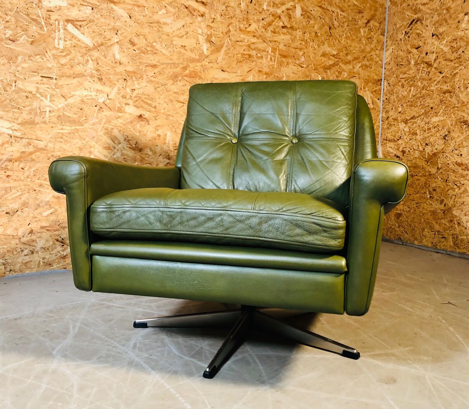 Fauteuil en cuir vert olive vintage danois Svend Skipper