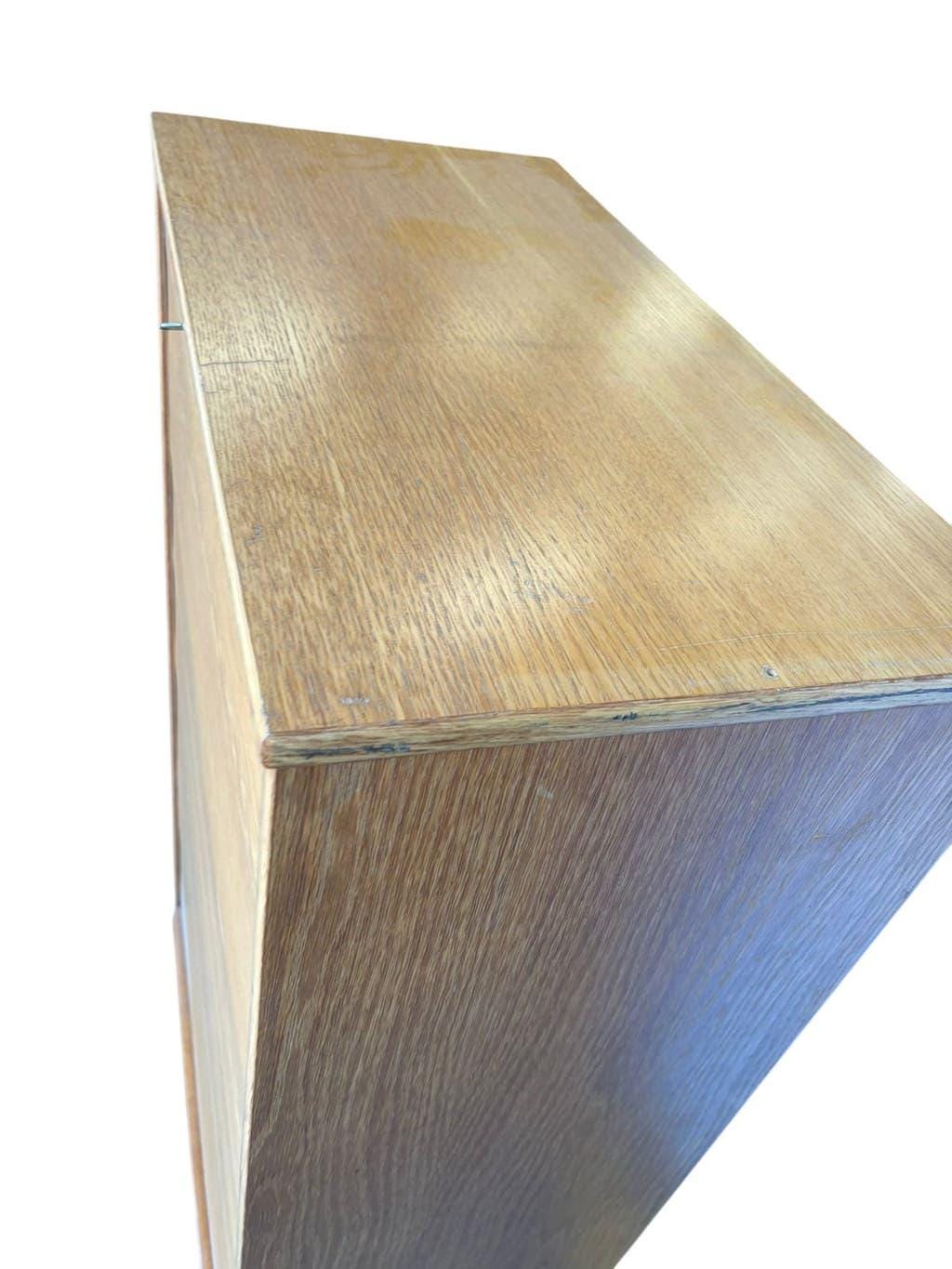 Classeur, armoire à rideaux roulant vintage en bois sur pieds chromés