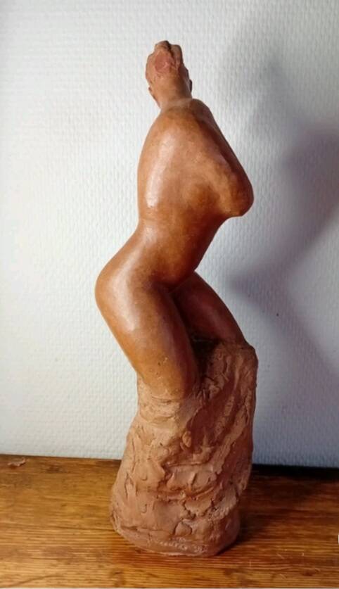 Sculpture de femme Terre