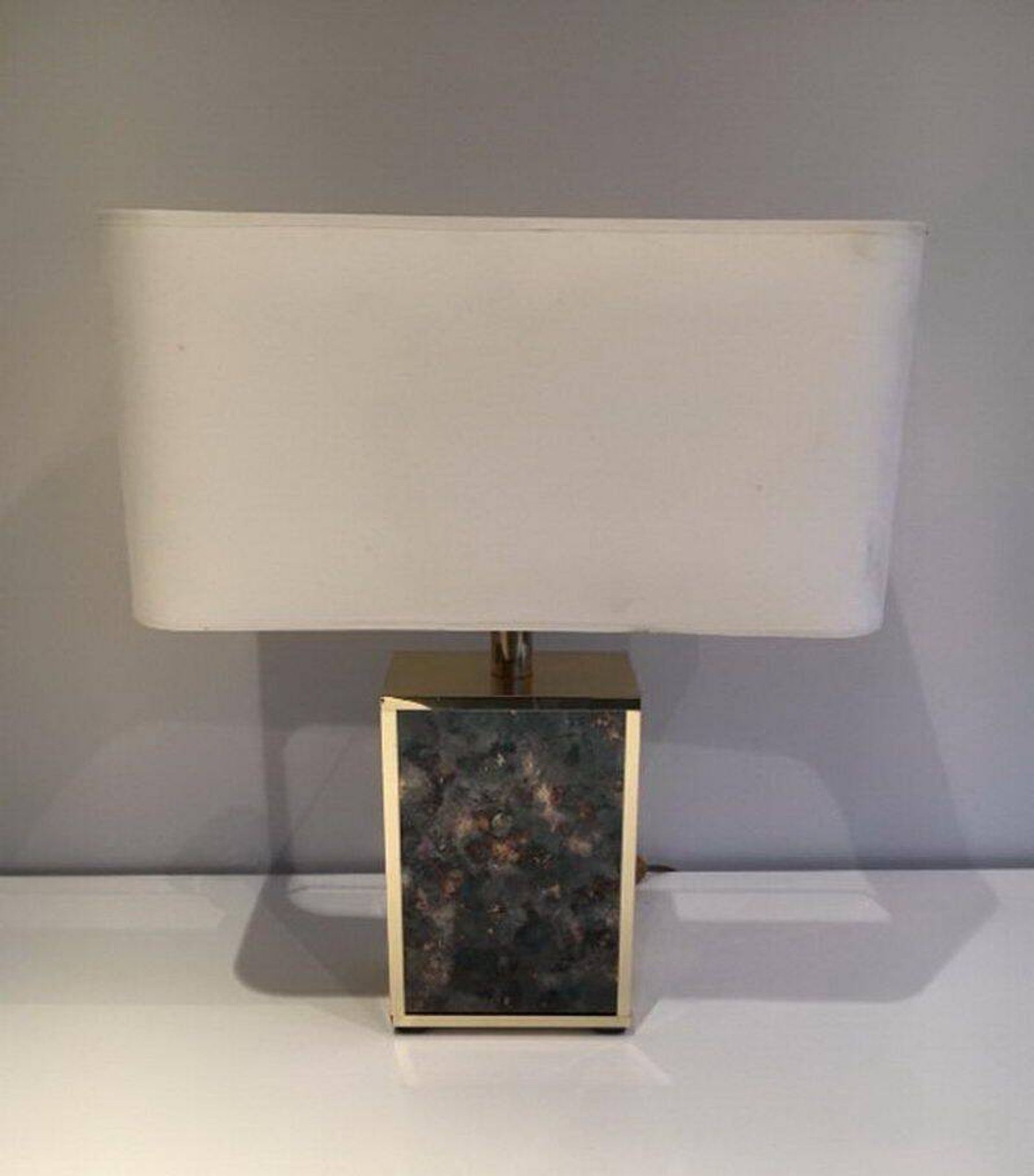 Lamp in gilded metal and stylized glass. In the style of Aldo Tura