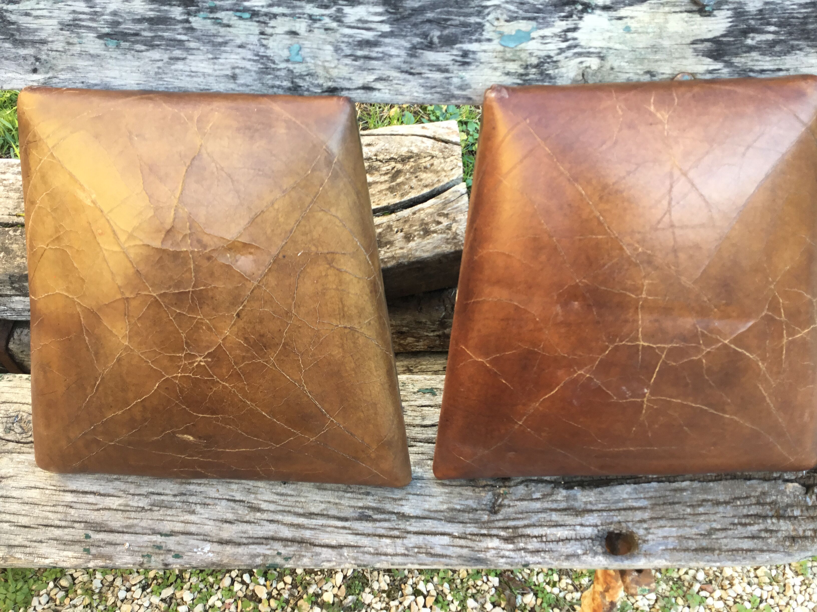 A series of 4 mahogany chairs with 19th th eme leather patties in good condition