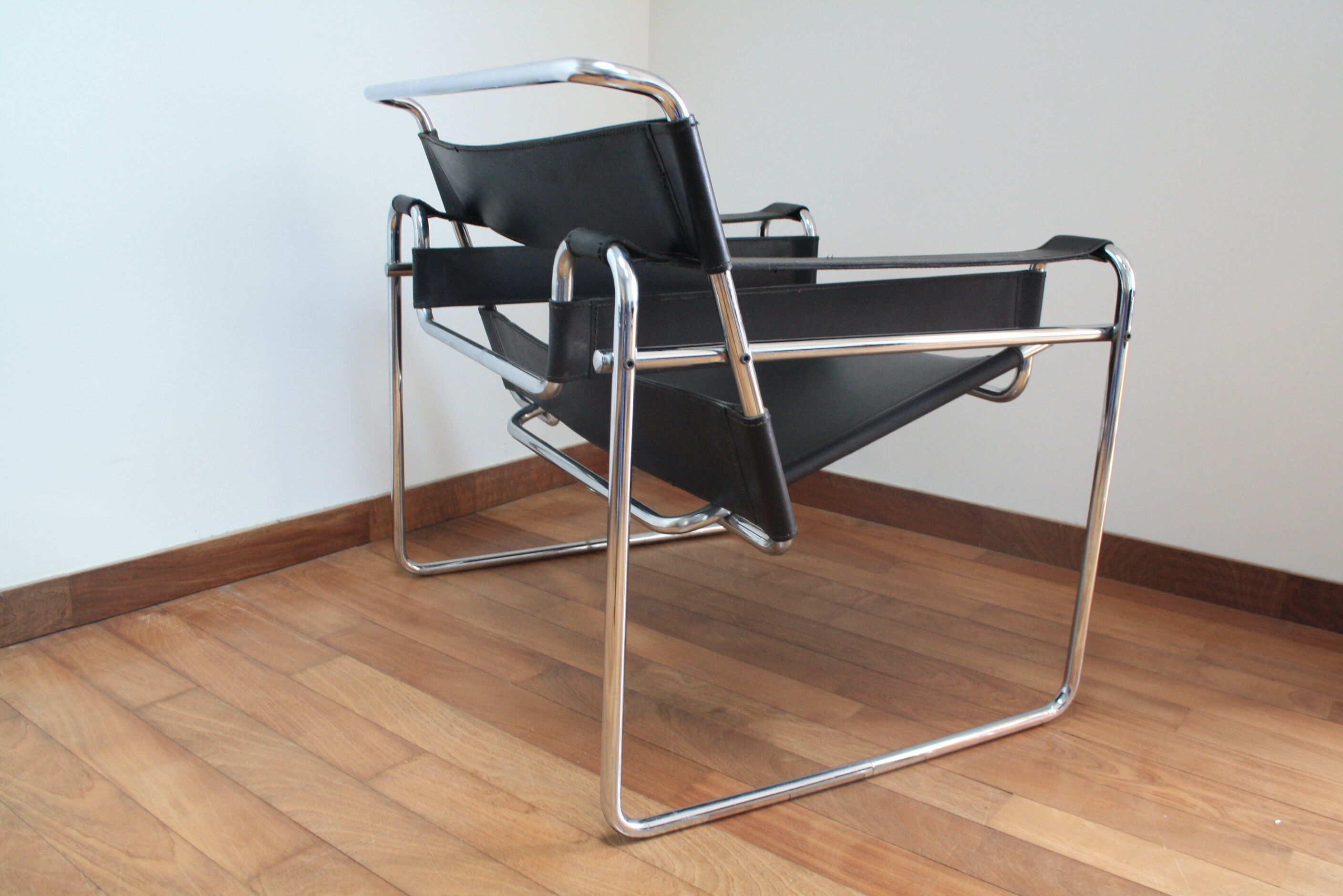 Paire de fauteuils B3 "Wassily" cuir design Marcel Breuer