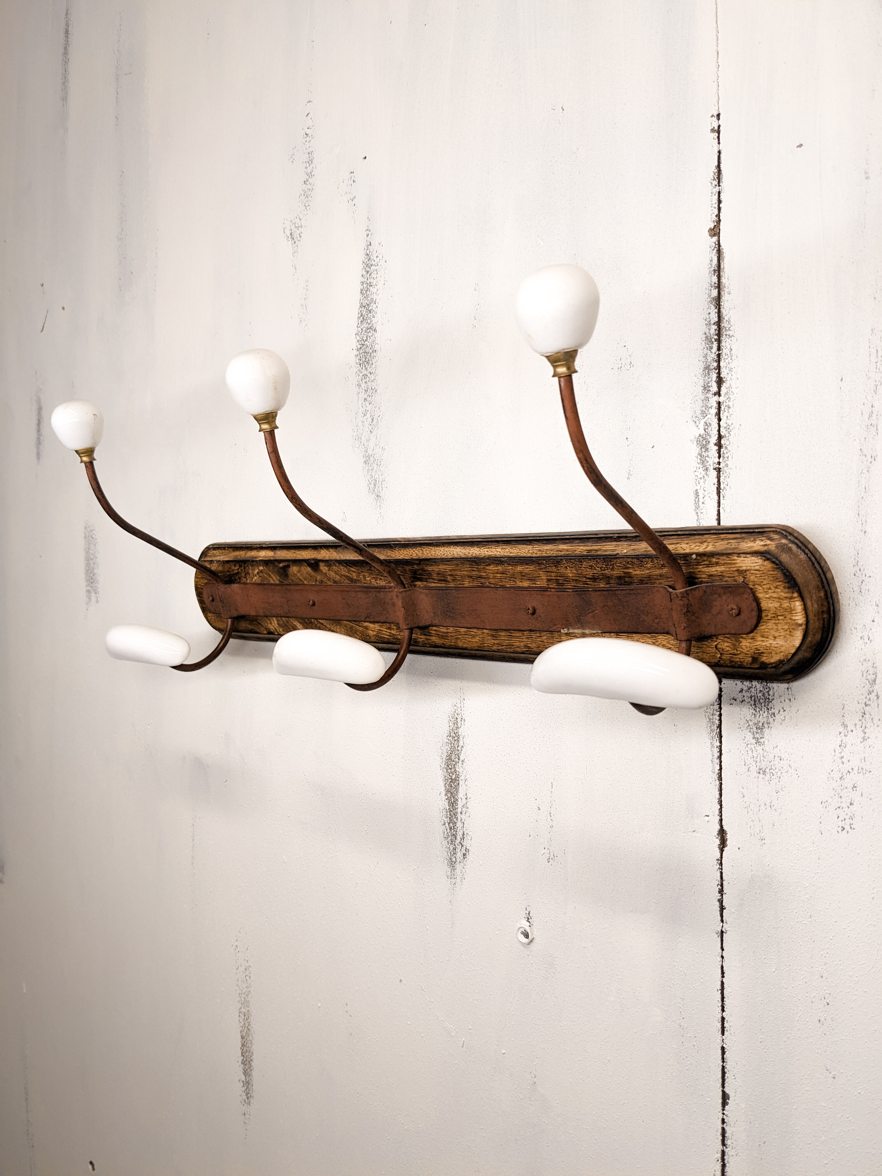 Coat rack in wood and porcelain
