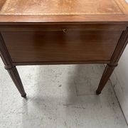 Bureau de style Louis XVI en bois de noyer Fin du XIX siècle
