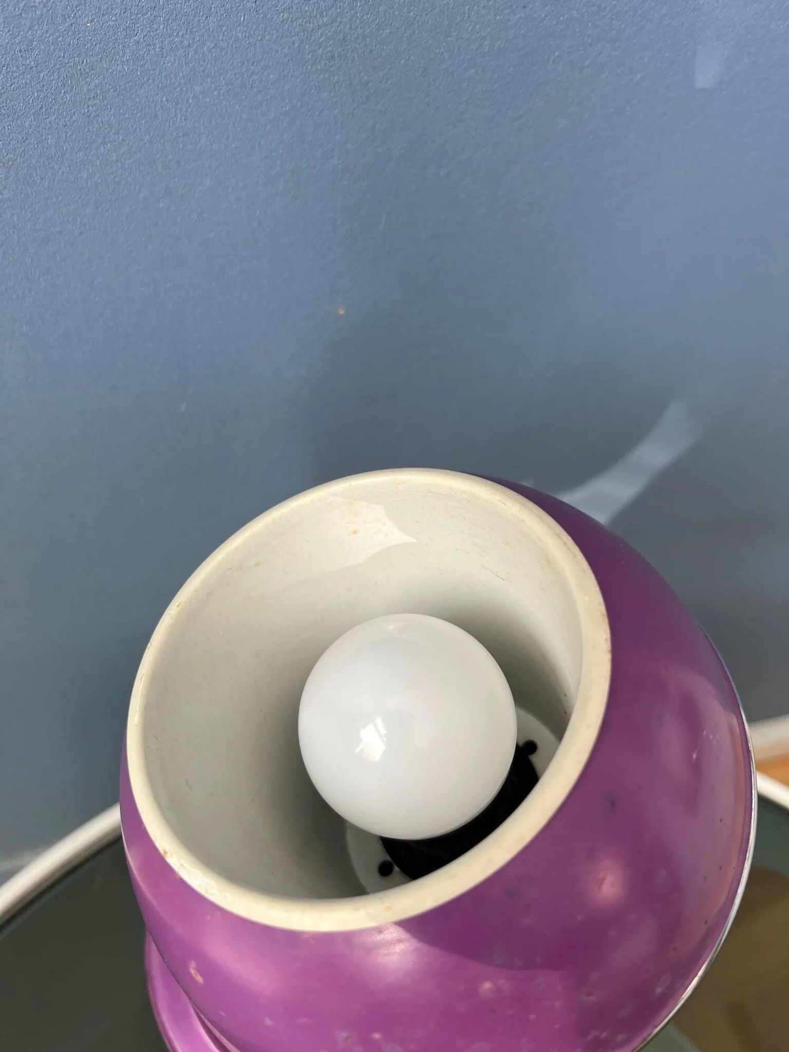 Lampe de bureau vintage violette en forme de globe oculaire de l'ère spatiale