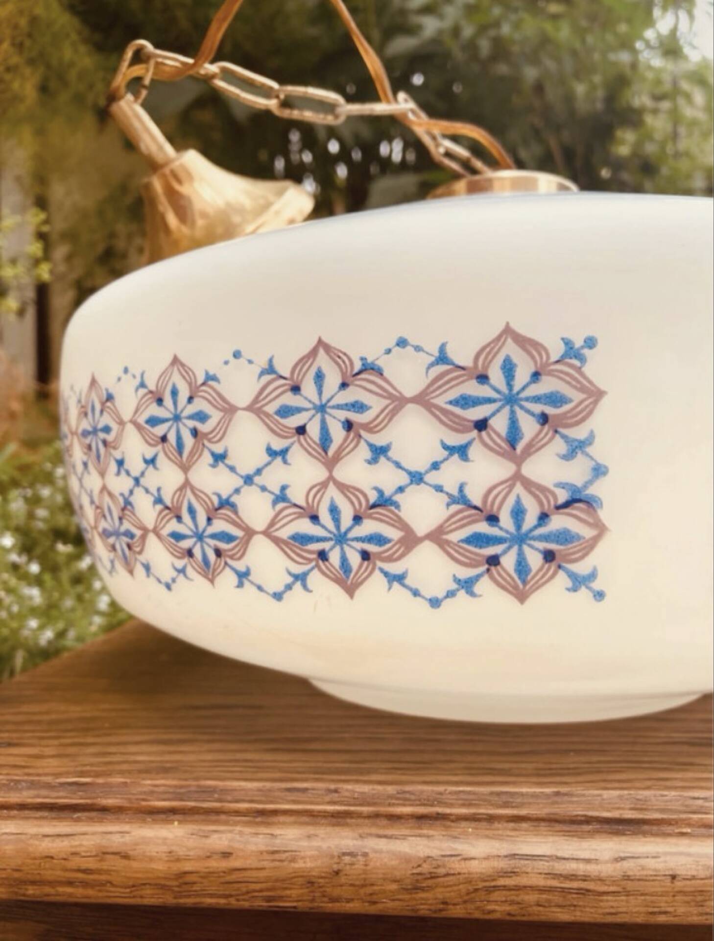 Suspension in opaline milk glass