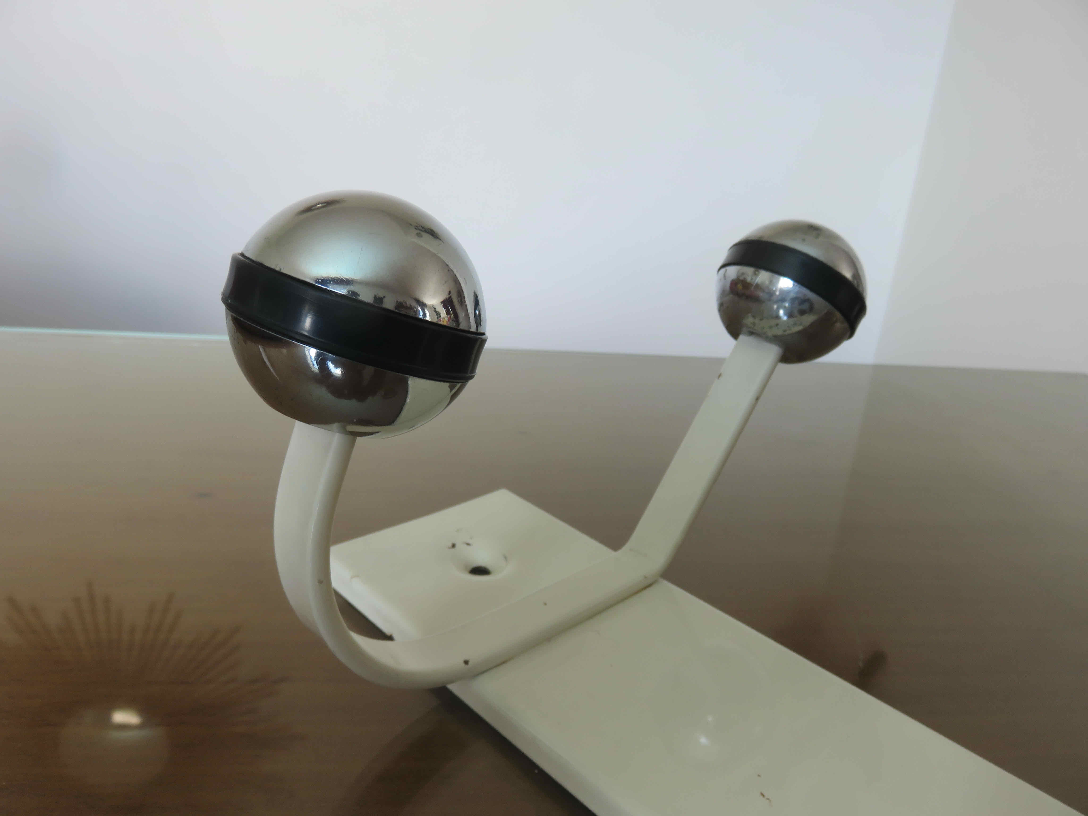 Wall coat rack 4 chrome hooks support in white lacquered metal 70s