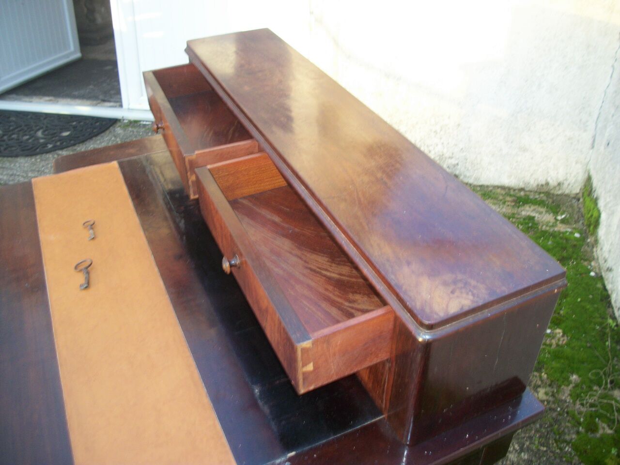 Small stepped nureau