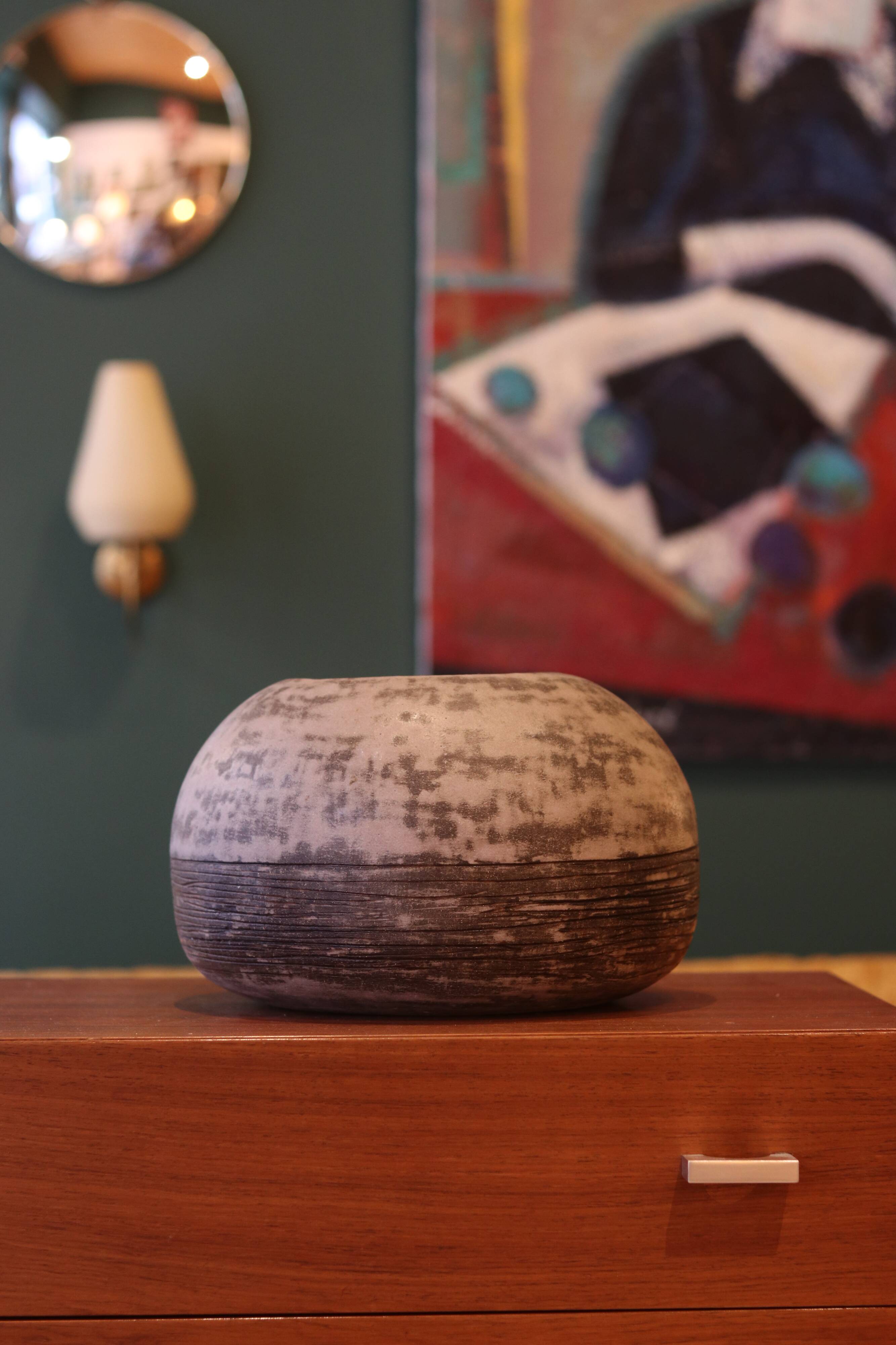 Vase boule en grès émaillé, tons gris-bleu nuancé, circa 1960