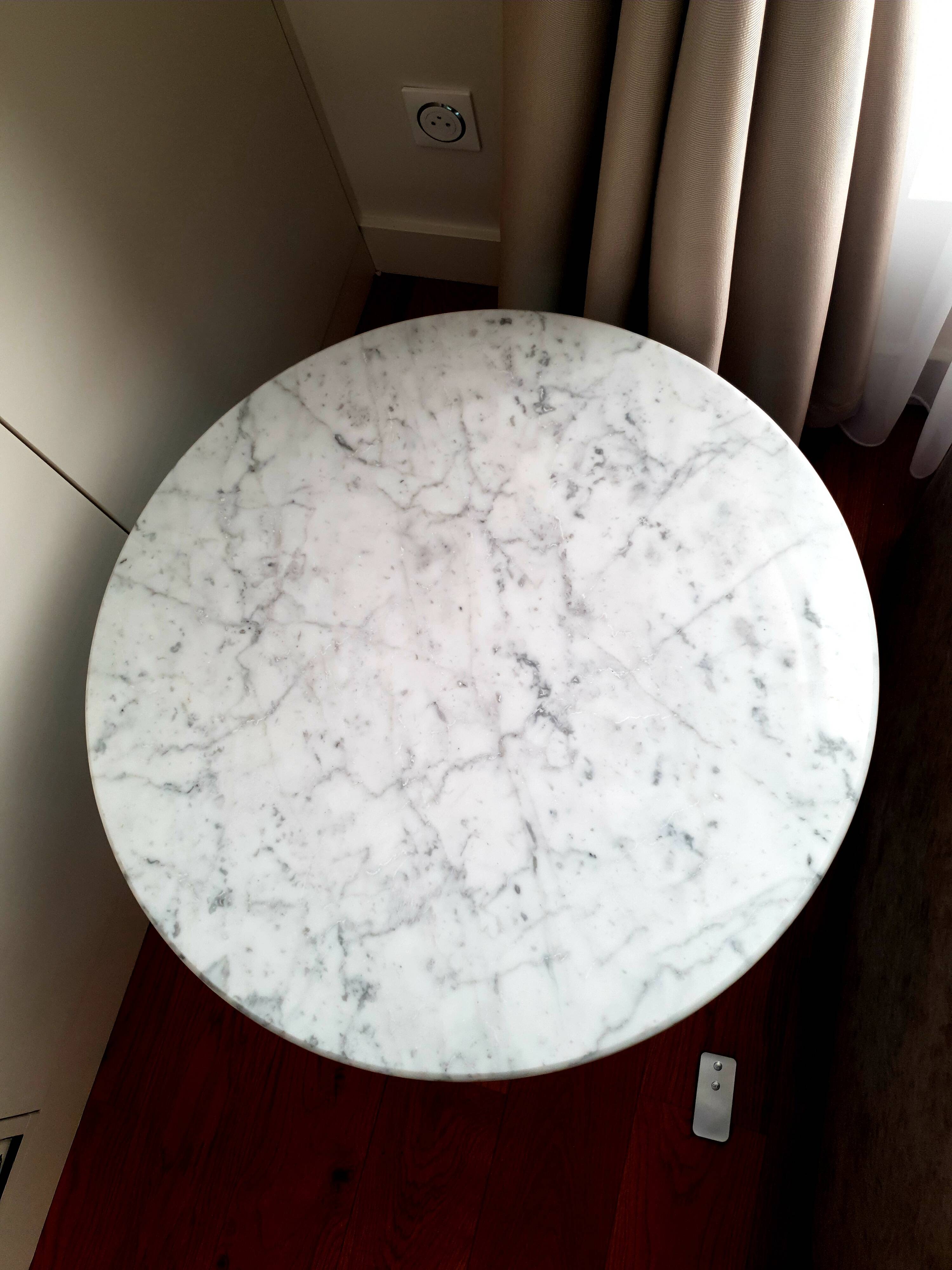 Table basse Holophane en marbre blanc