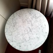 Table basse Holophane en marbre blanc