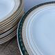 Assiettes pour 14 personnes Céranord Saint Amand vert et doré comprenant les creuses et les plates