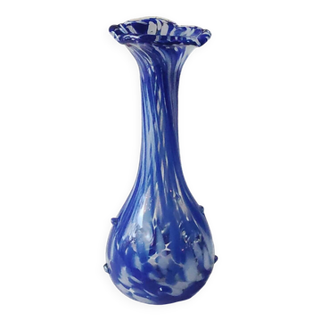 Vase en verre moucheté bleu et blanc