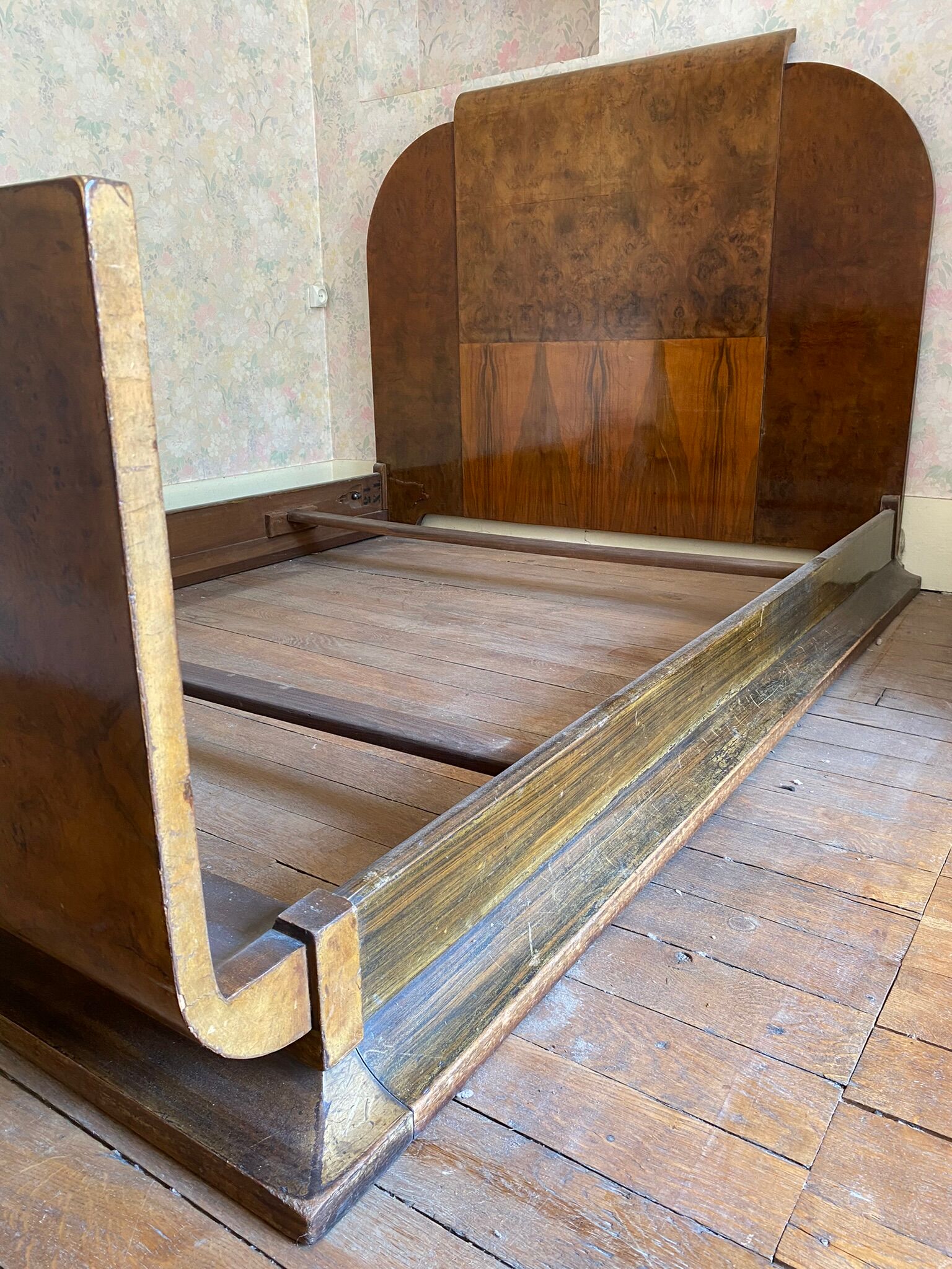 Art deco bed dating from the 30s in Ronce de Noyer