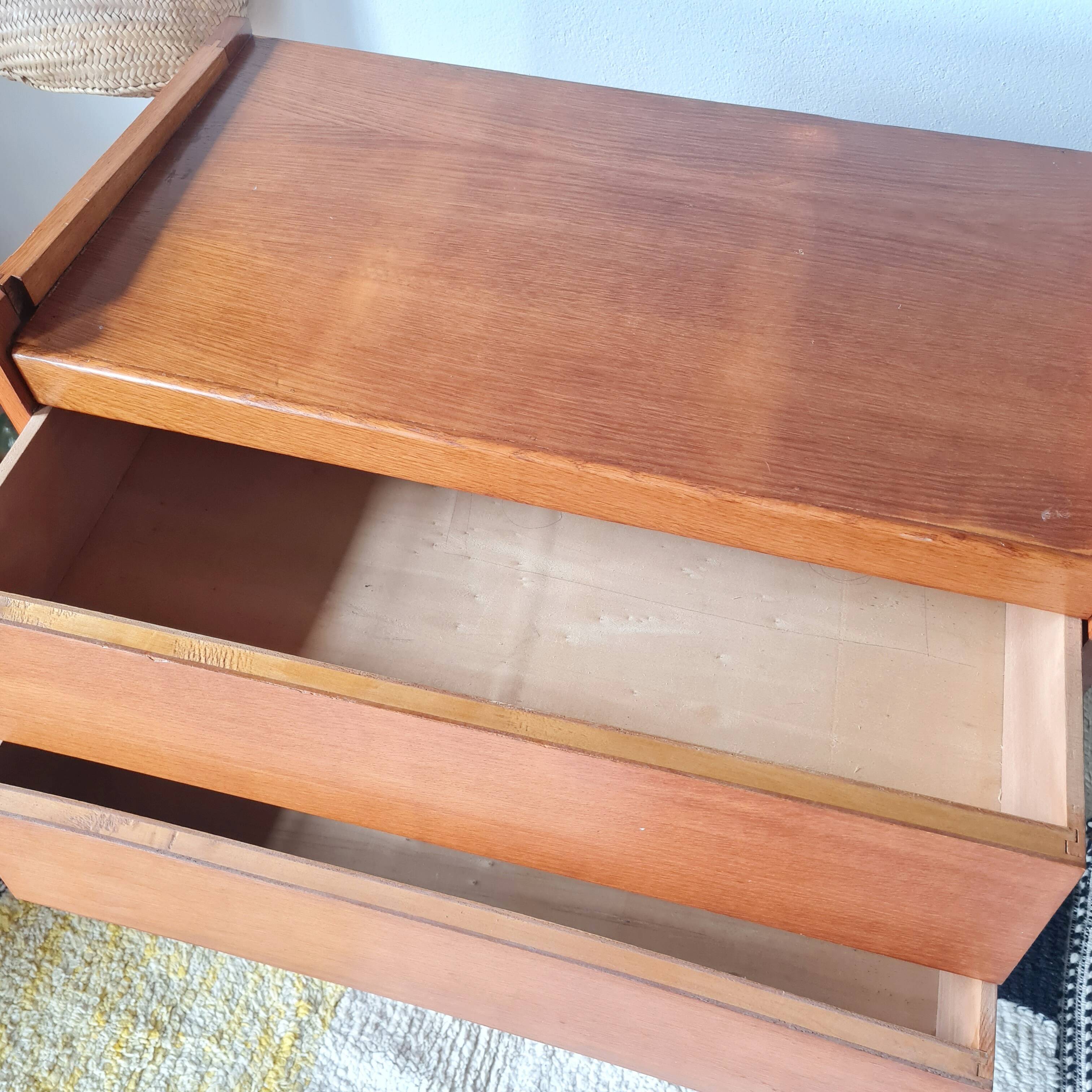 Commode vintage Mid-Century en chêne clair et tiroirs biseautés (1960)