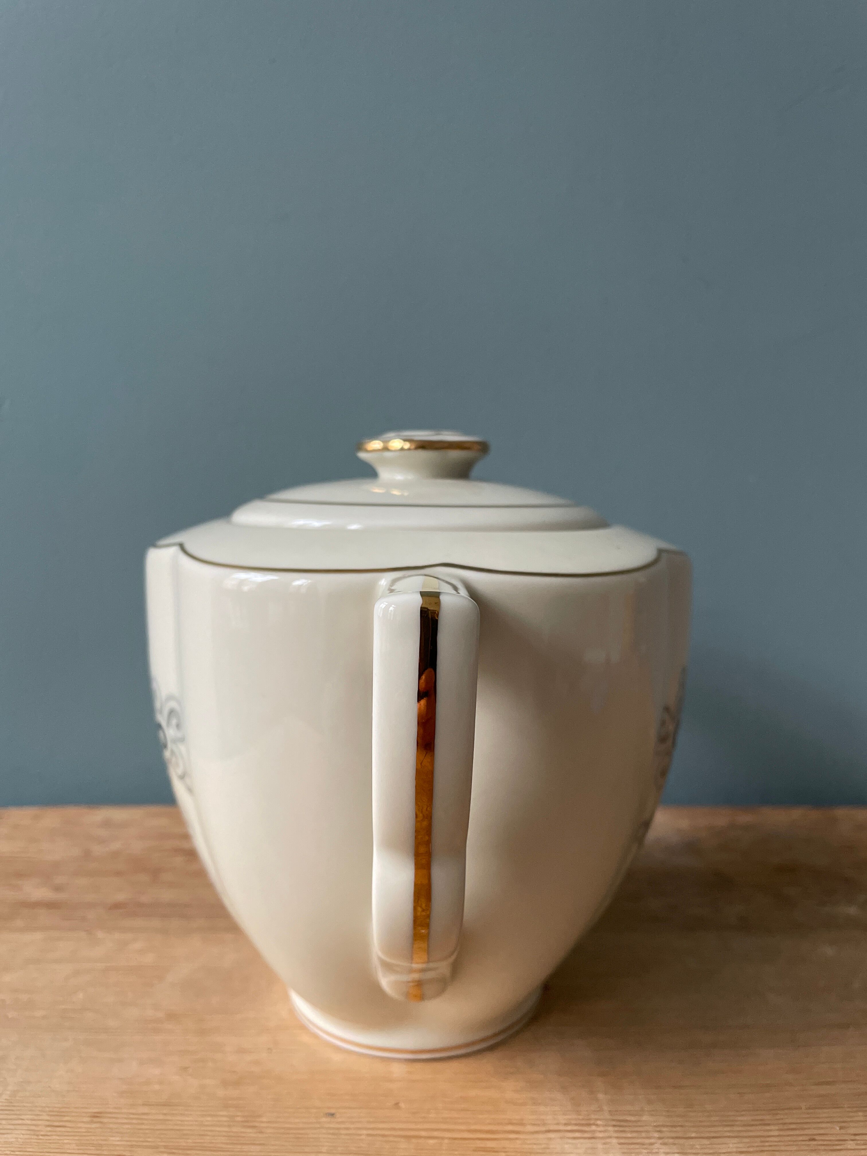 Teapot in Limoges porcelain. Charles Ahrenfeldt House