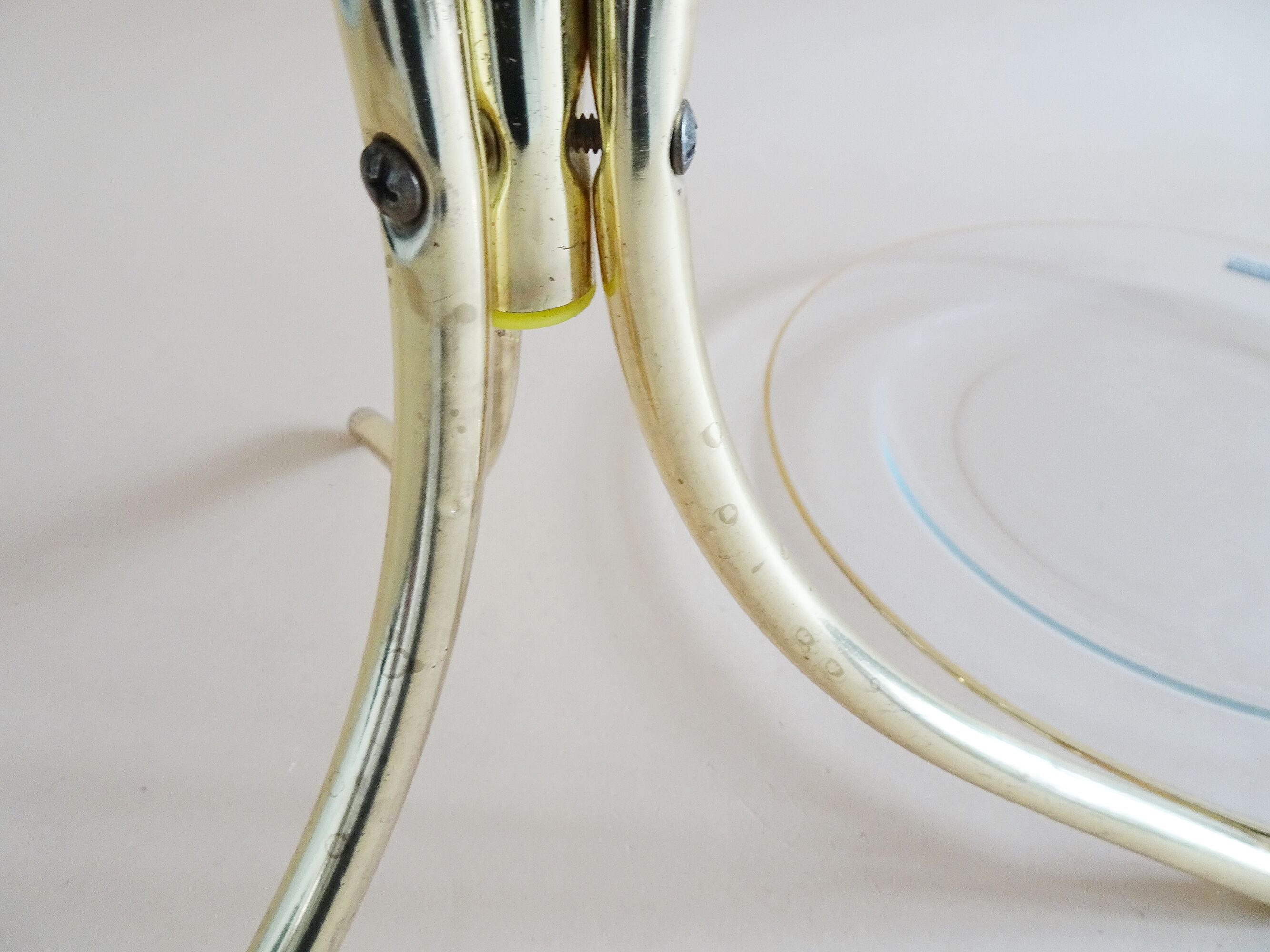 Table d'appoint en verre et métal doré
