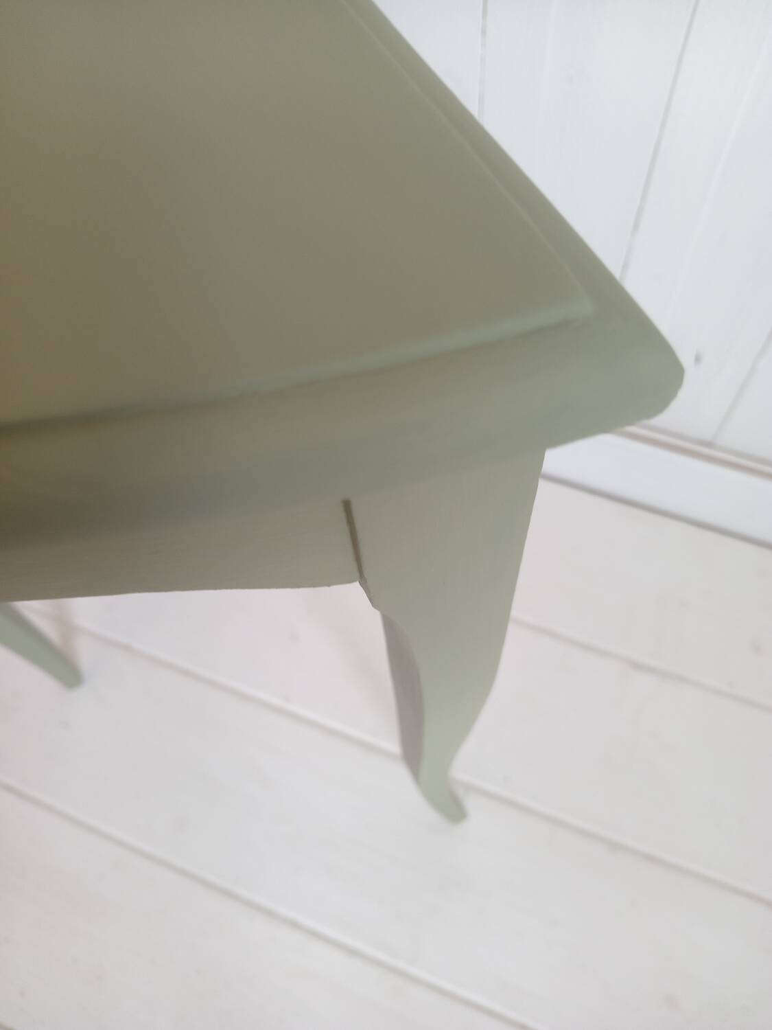 Corner pedestal table