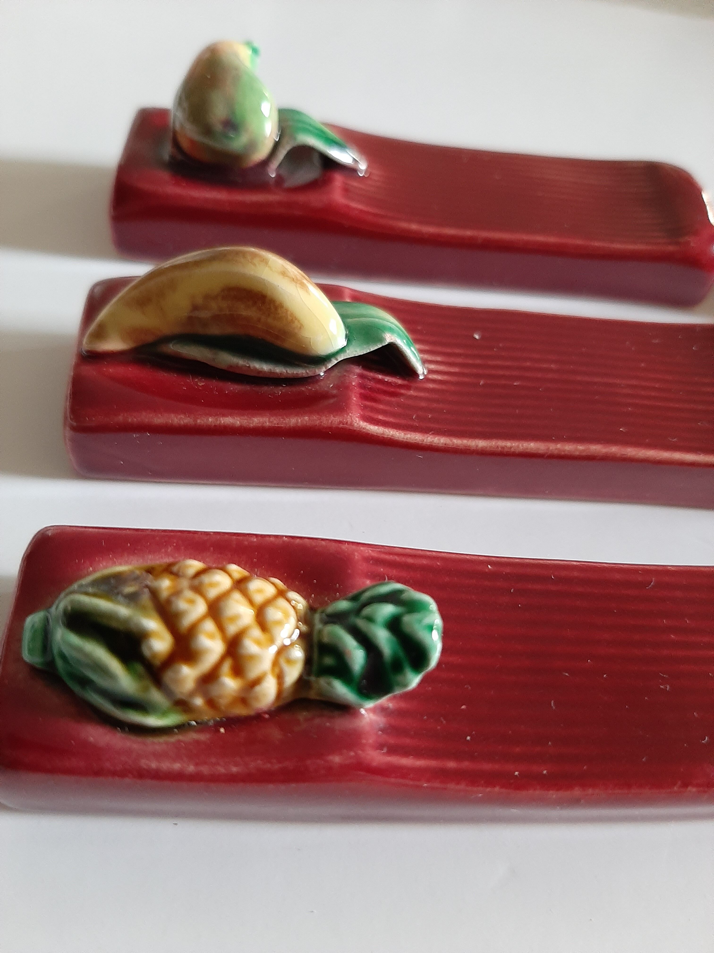 Suite de 6 porte-couteaux barbotine fruits