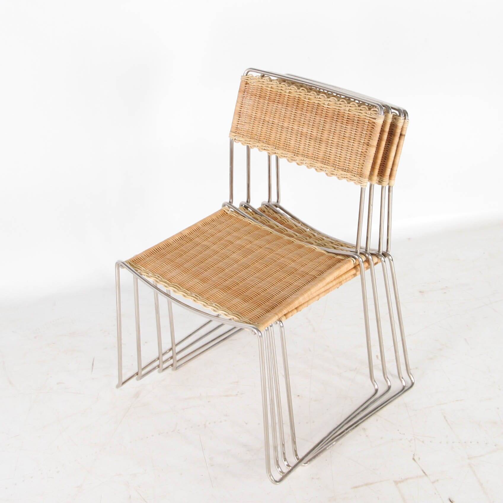 Suite de 4 chaises en osier et chrome