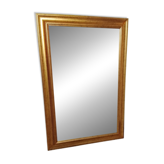 Mirror in an elegant gold frame. 84 x 57.