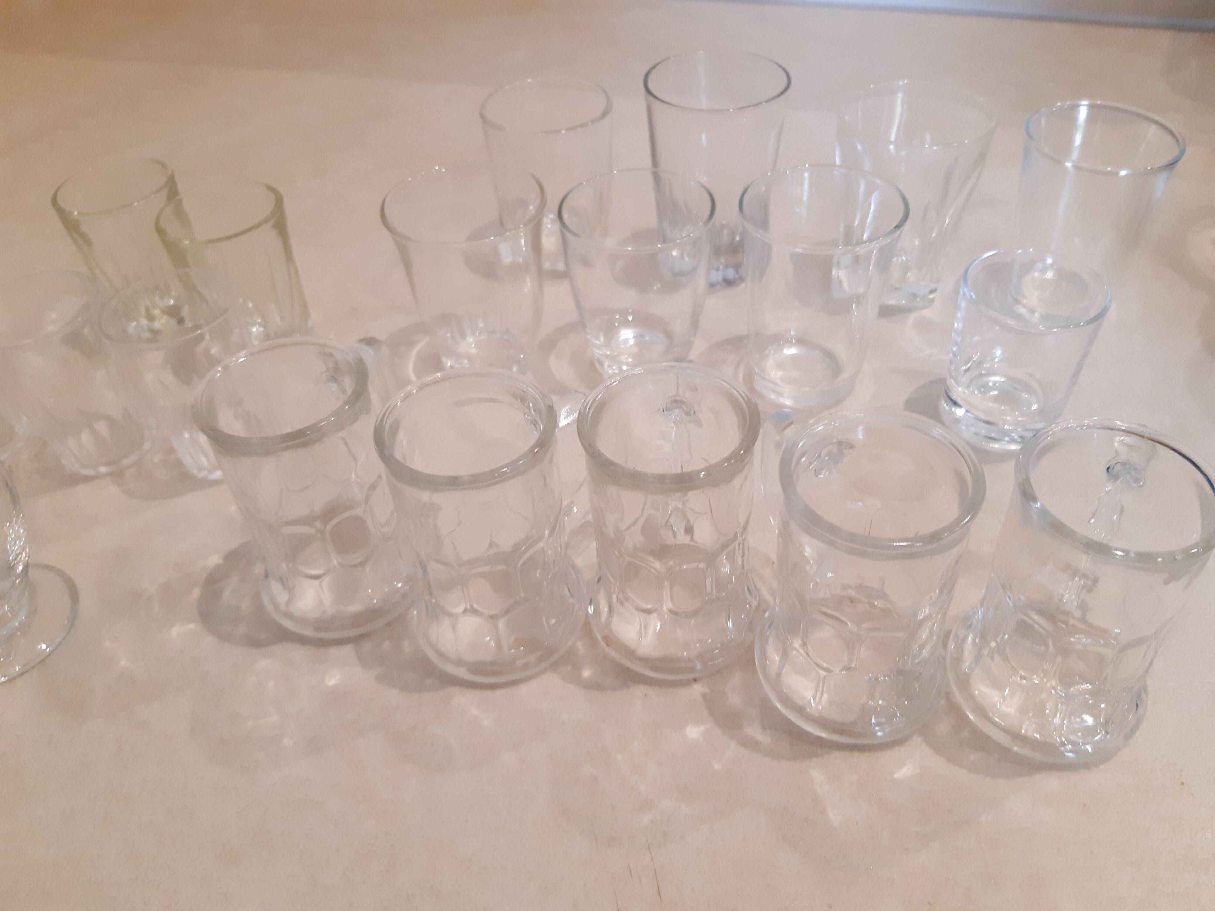 Lot de 21 petits verres dépareillés.