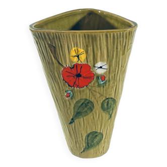 Vase en barbotine motifs floraux