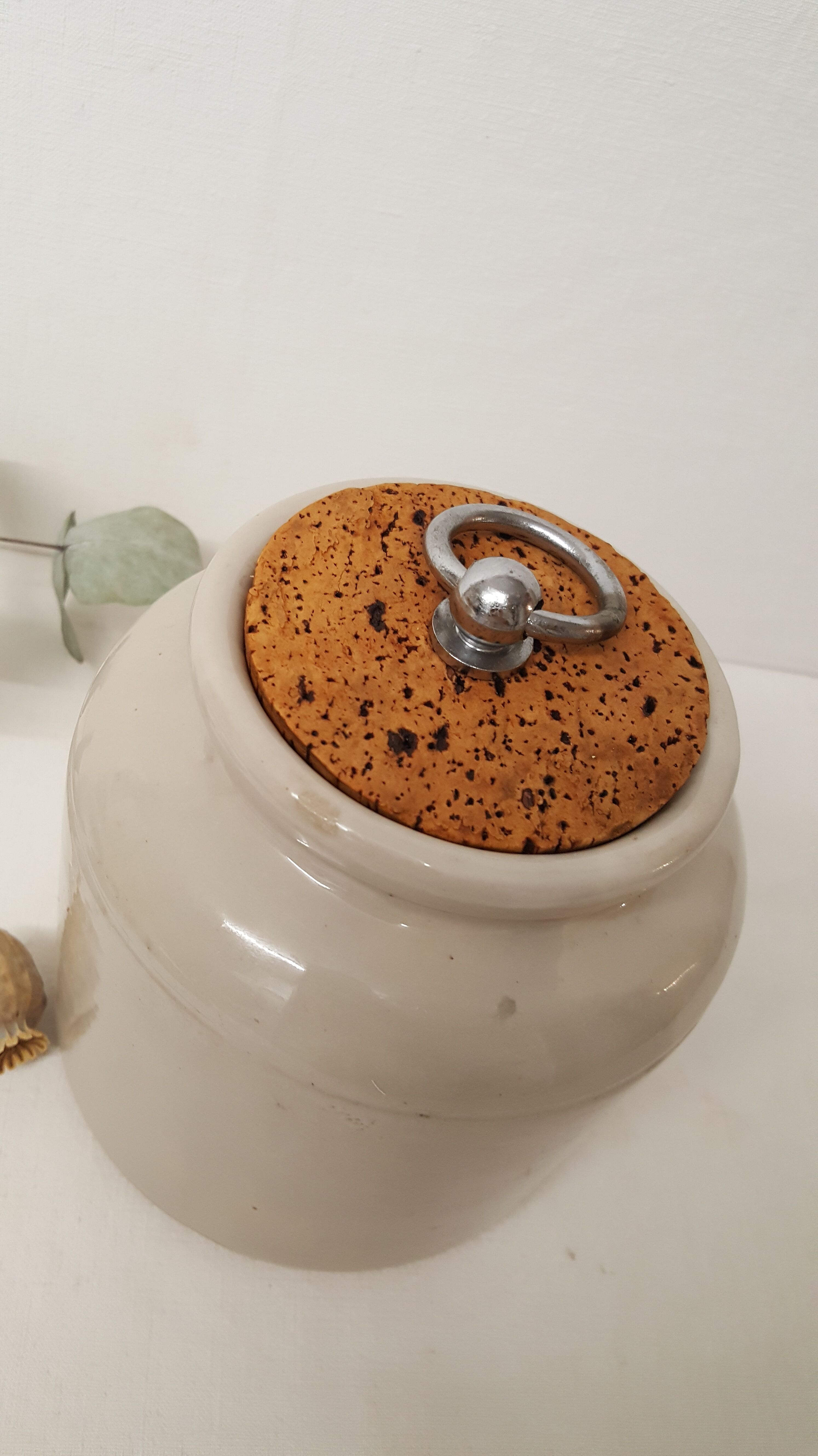 Sandstone pot with lid