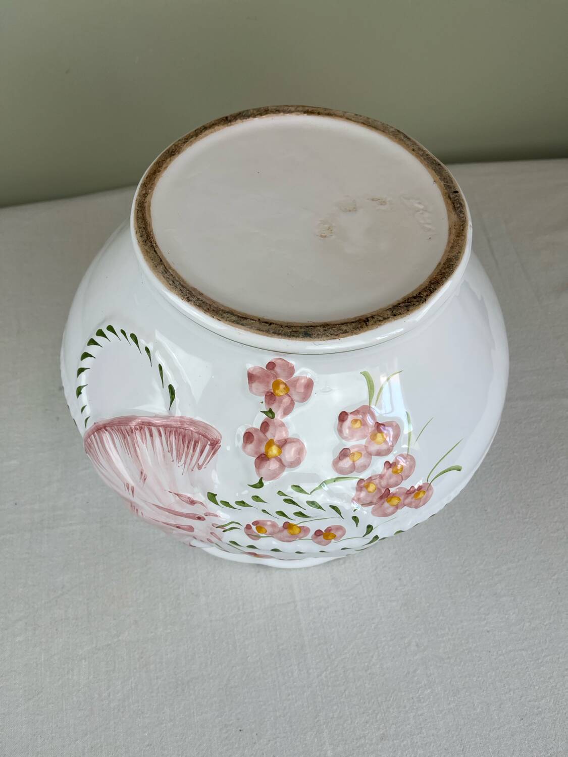 Large ceramic cache-pot