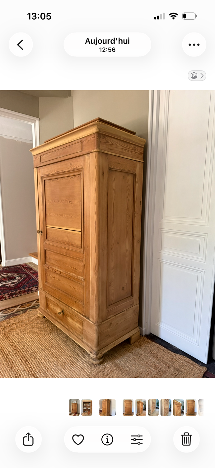Small Parisian wardrobe "bonnetière"