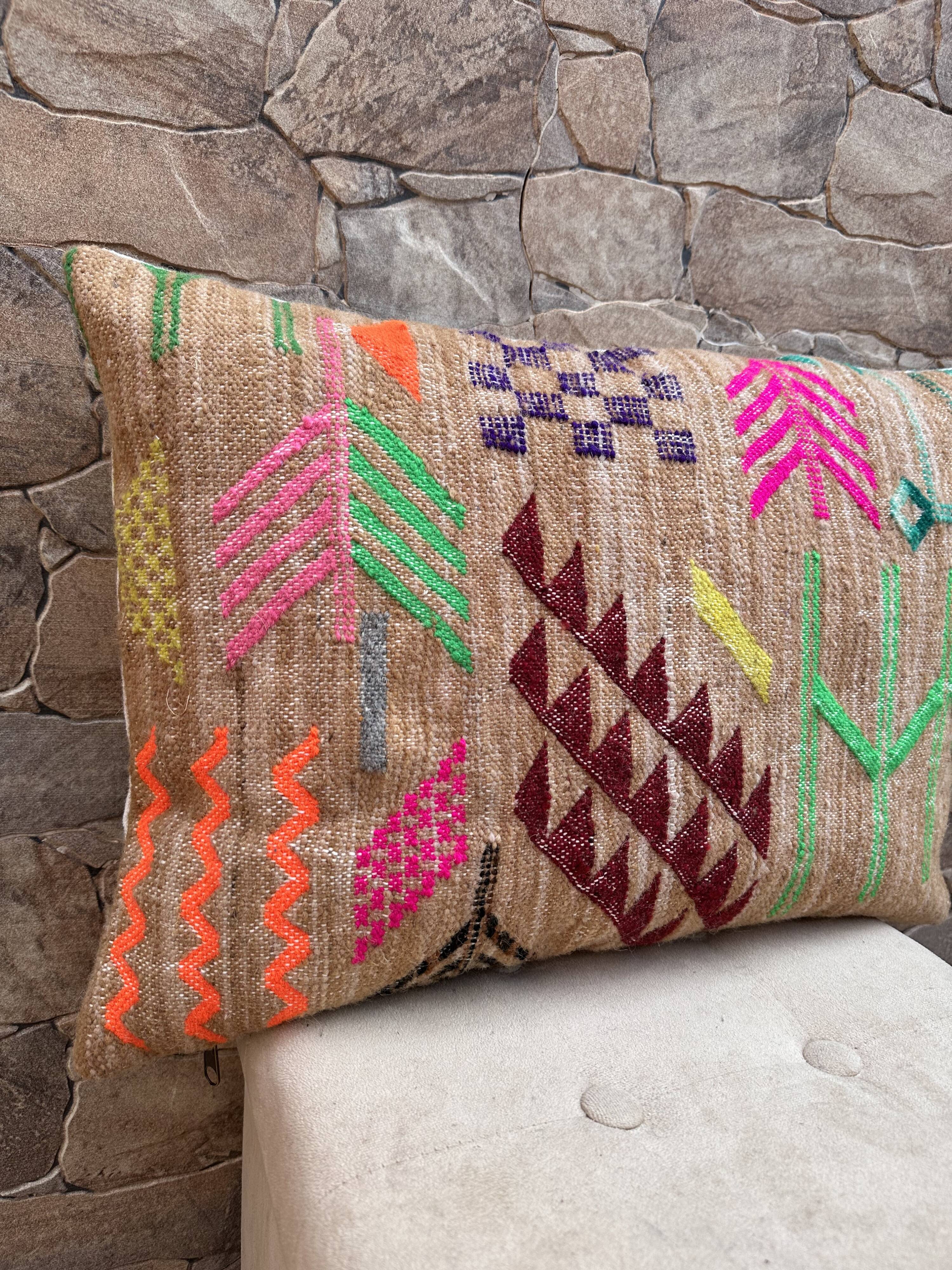Handmade Moroccan Kilim cushion cover: Bohemian decorative cushion