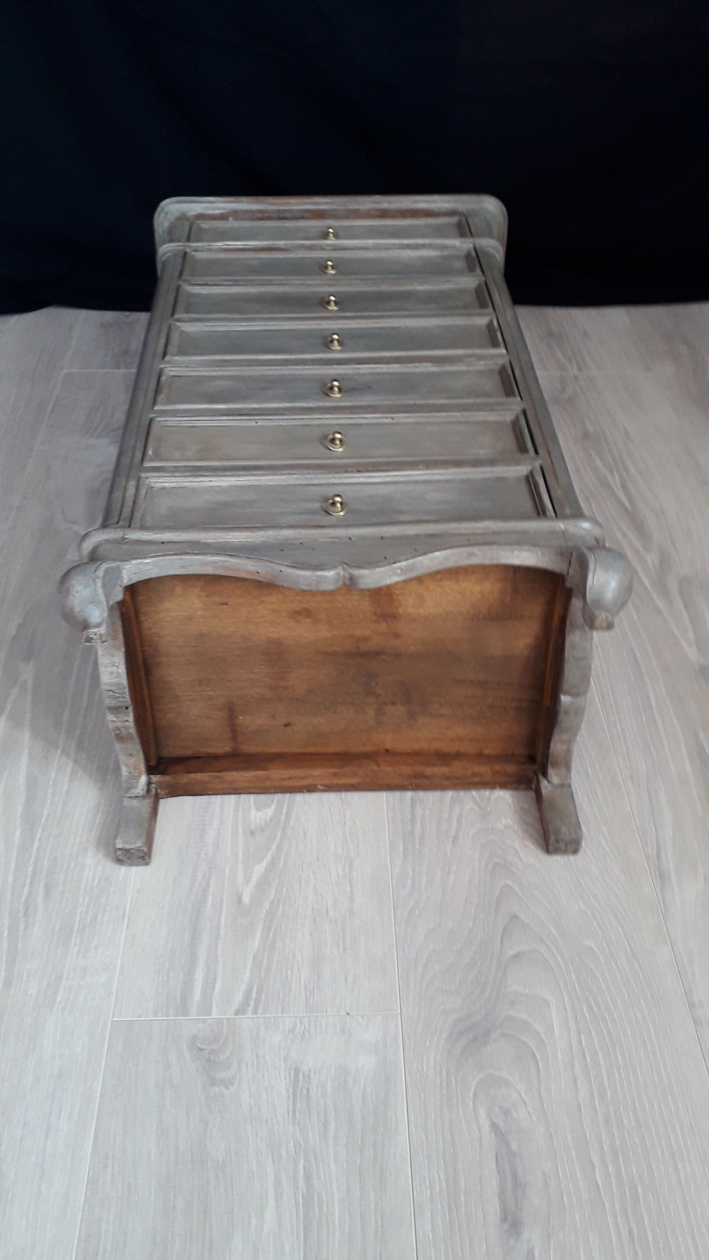 Lacquered semainier bedside